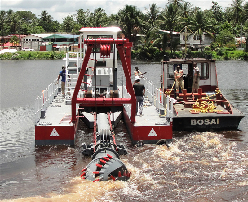 A draga de sucção e corte JMD350 está desassoreando a usina hidrelétrica na Guiana.