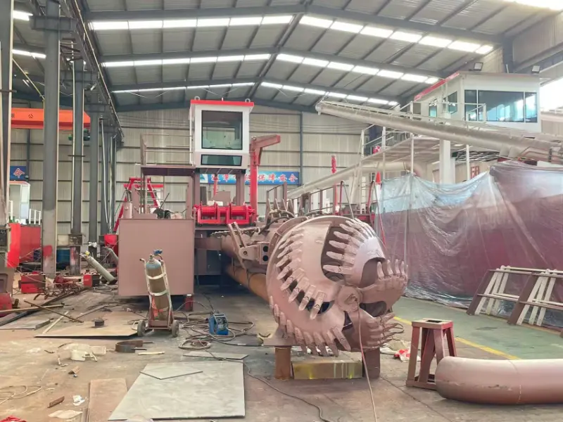 Uma draga de sucção com cortador JMD350 personalizada para um cliente da Libéria está em produção urgente